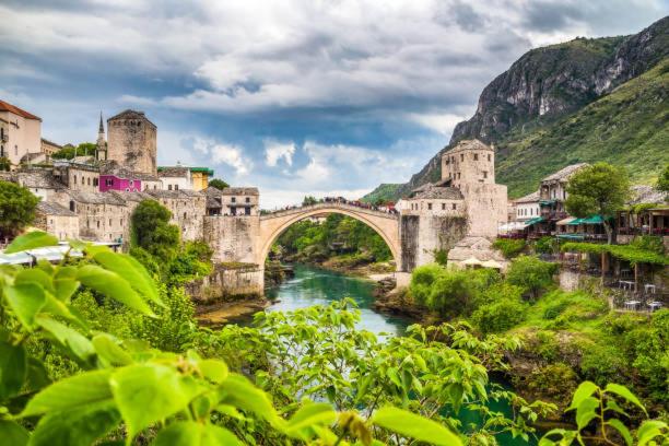 莫斯塔尔Lovely Bosnian Home的山旁的河桥