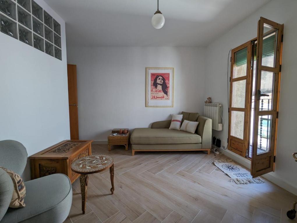 塔拉戈纳La Paloma的客厅配有沙发和桌子