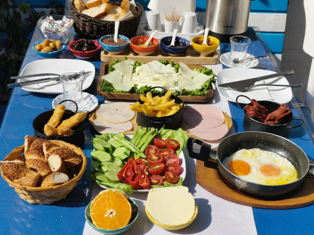 比于卡达MAVİ PALAS HOTEL的一张桌子上面有很多不同类型的食物