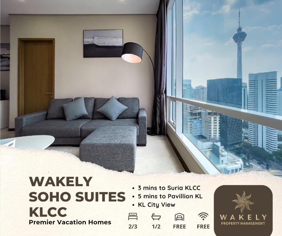 吉隆坡Soho Suites KLCC by Wakely Kuala Lumpur的带沙发和大窗户的客厅
