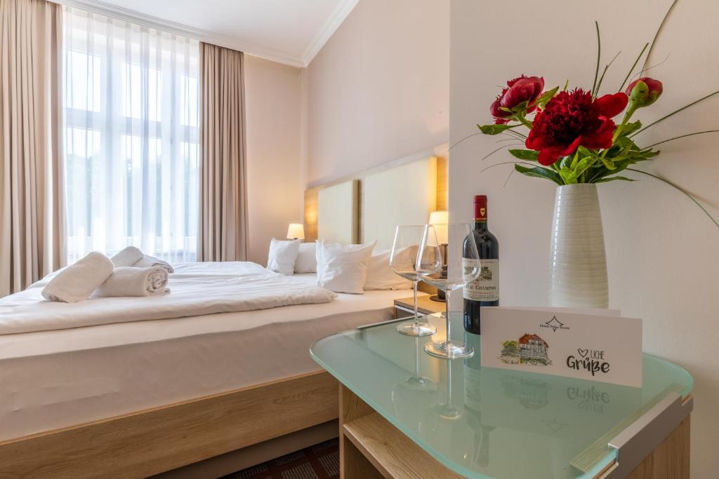 奥斯赛拜-屈隆斯博恩波拉-斯特恩酒店的配有一张床和花瓶的酒店客房