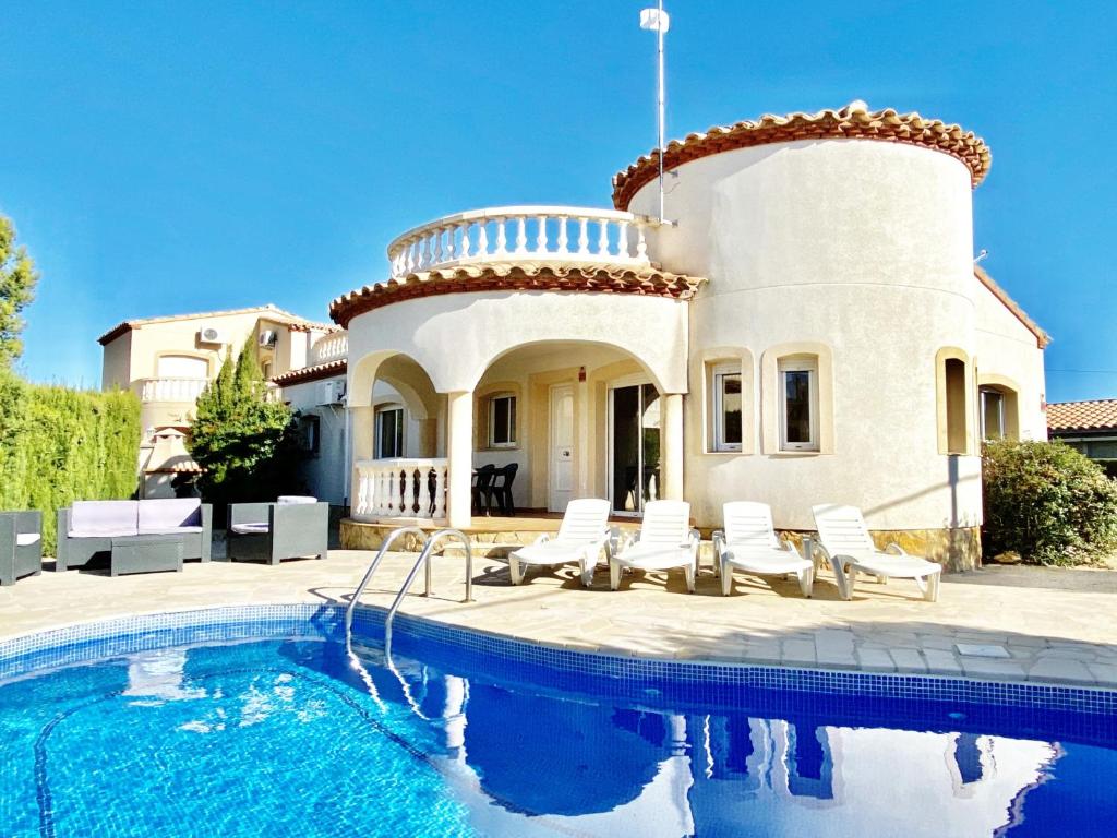 拉梅特拉·德·玛尔Villa Avondale 3bedroom villa with air-conditioning & private swimming pool的别墅前设有游泳池