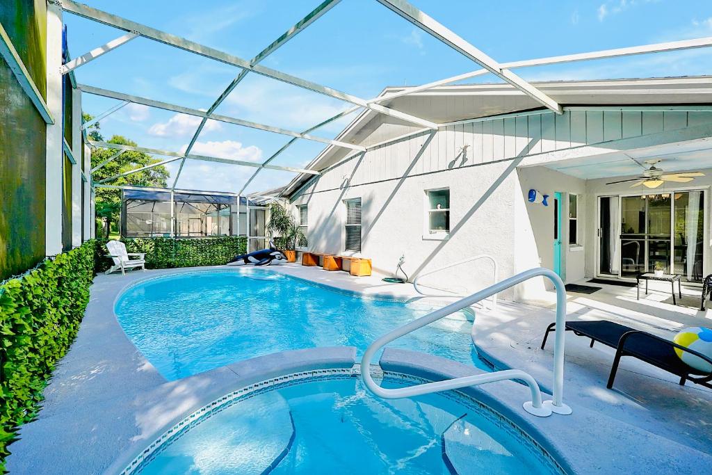 基西米Stunning Family Retreat with Pool, Hot Tub, Patio, King Bed的一座房子后院的游泳池