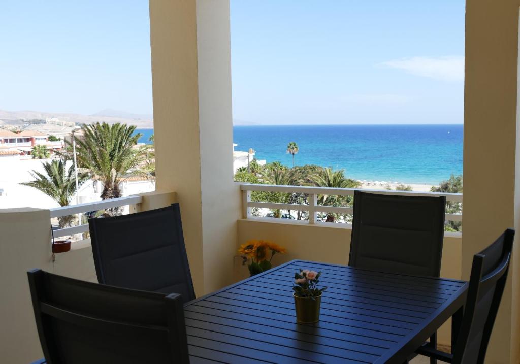 科斯塔卡玛Blue Lagoon Apartment的桌椅,享有海滩美景