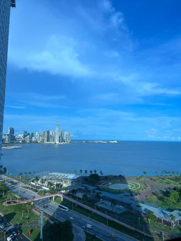 巴拿马城Apartamento con piscina infinita frente al mar en Avenida Balboa PH The Sand的享有城市和大海美景。