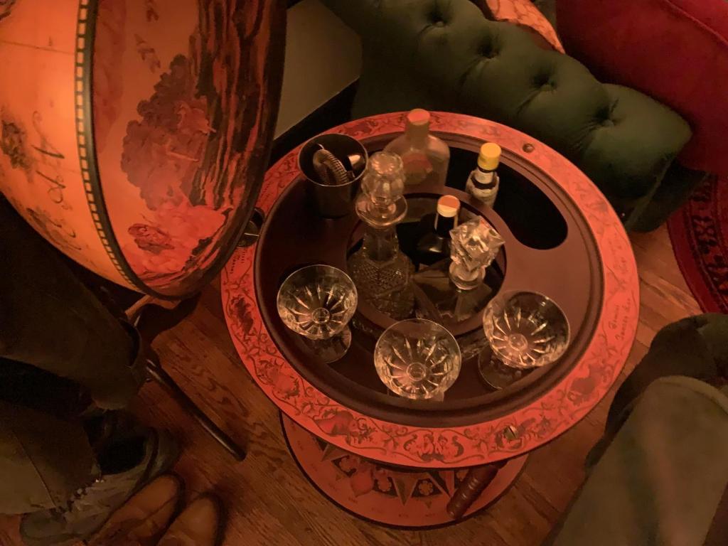 拉法叶Dr. Yaple's Art Deco House的一张桌子,上面放有酒杯和酒瓶