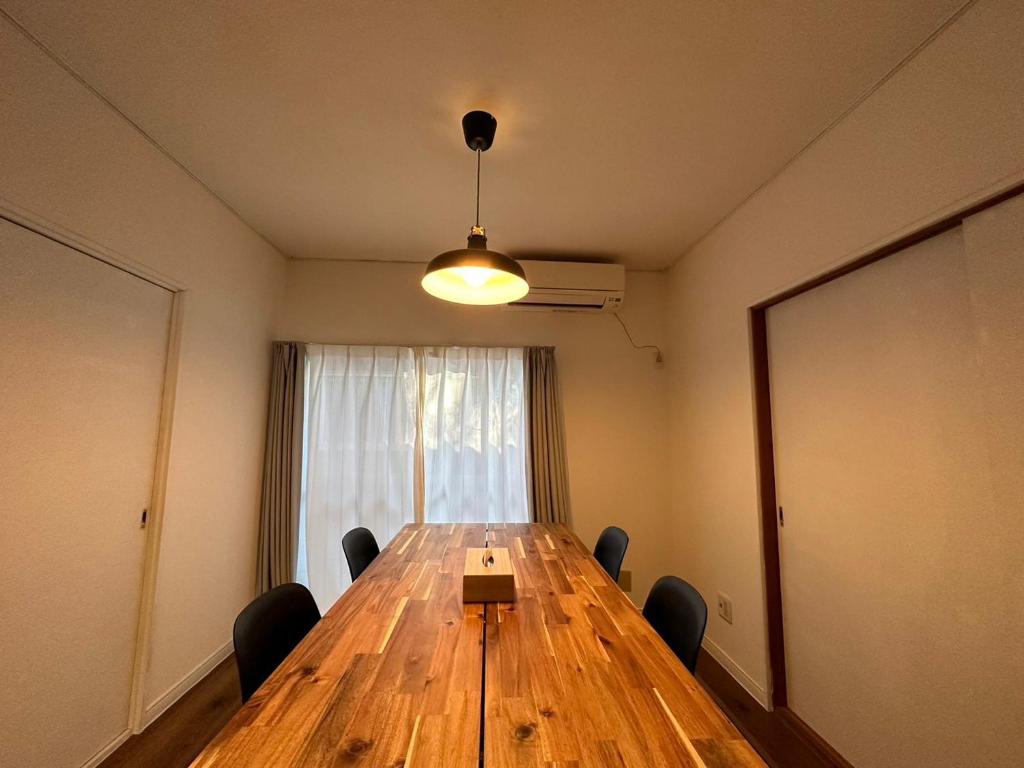 IchigayaShirako House的一间会议室,配有长木桌子和椅子