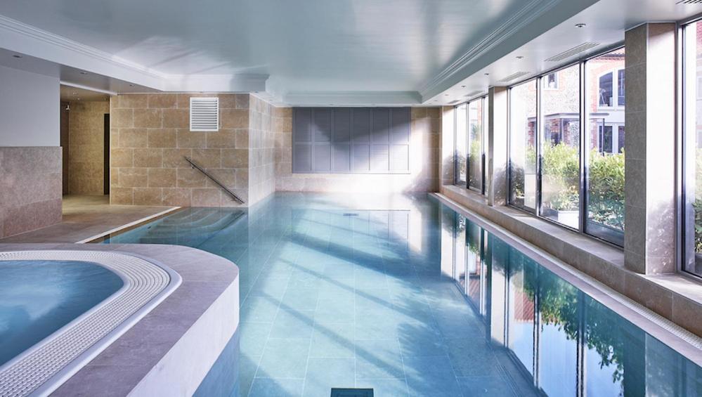 兰厄姆The Harper的一座大楼内一座带浴缸的大型游泳池