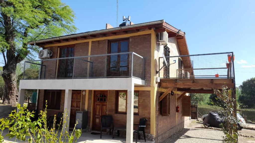圣罗莎卡拉穆奇塔县POSADA LAS MARGARITAS的房屋的顶部设有阳台