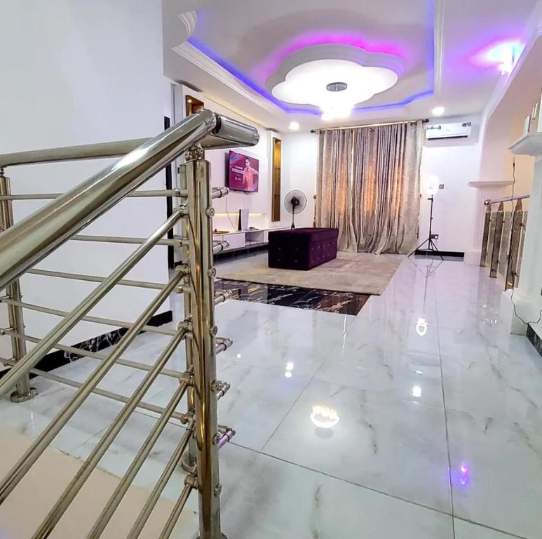 伊巴丹Luxurythemain的客厅设有楼梯和大堂