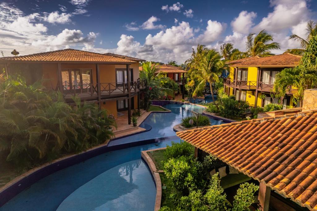 皮帕多莫斯别墅酒店的享有带游泳池的度假村的空中景致