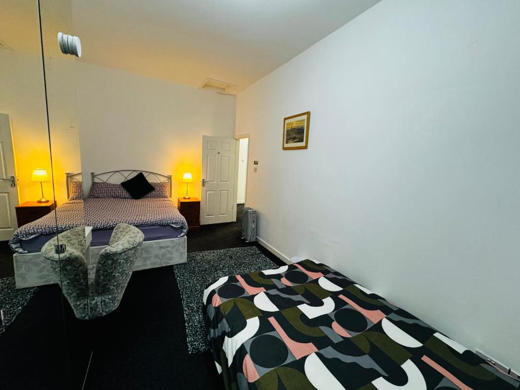 利物浦Liberty Inn Room with sharing toilet and kitchen的一间卧室配有一张床和一把椅子