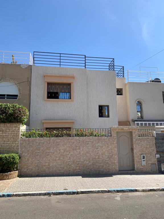 阿加迪尔Chic 3 Bed Villa in heart of Agadir的砖墙和建筑的房子