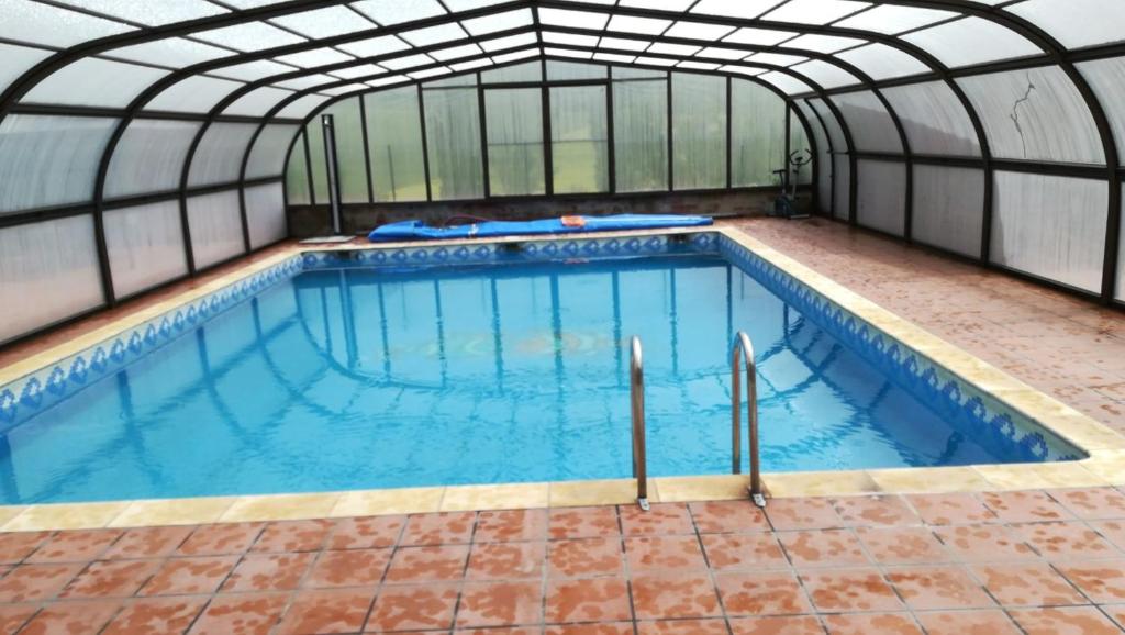 GalbarraCasa Rural Landa的一个带玻璃天花板的室内游泳池