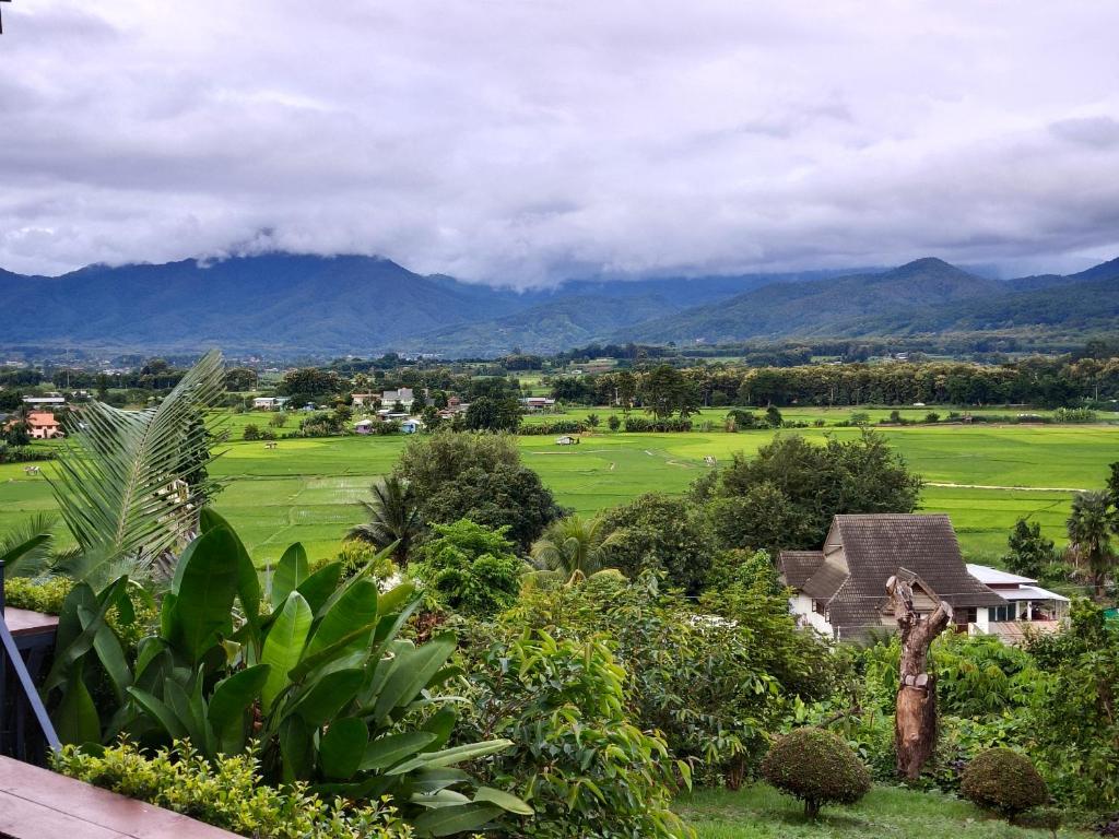 浦阿นะลาวิว รีสอร์ท ปัว Nala View Resort Pua的享有以山脉为背景的高尔夫球场的景致