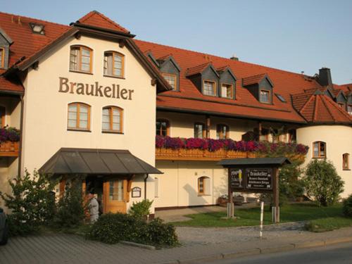 OberkotzauLandgasthof - Braukeller - Fattigau的前面有标志的大建筑