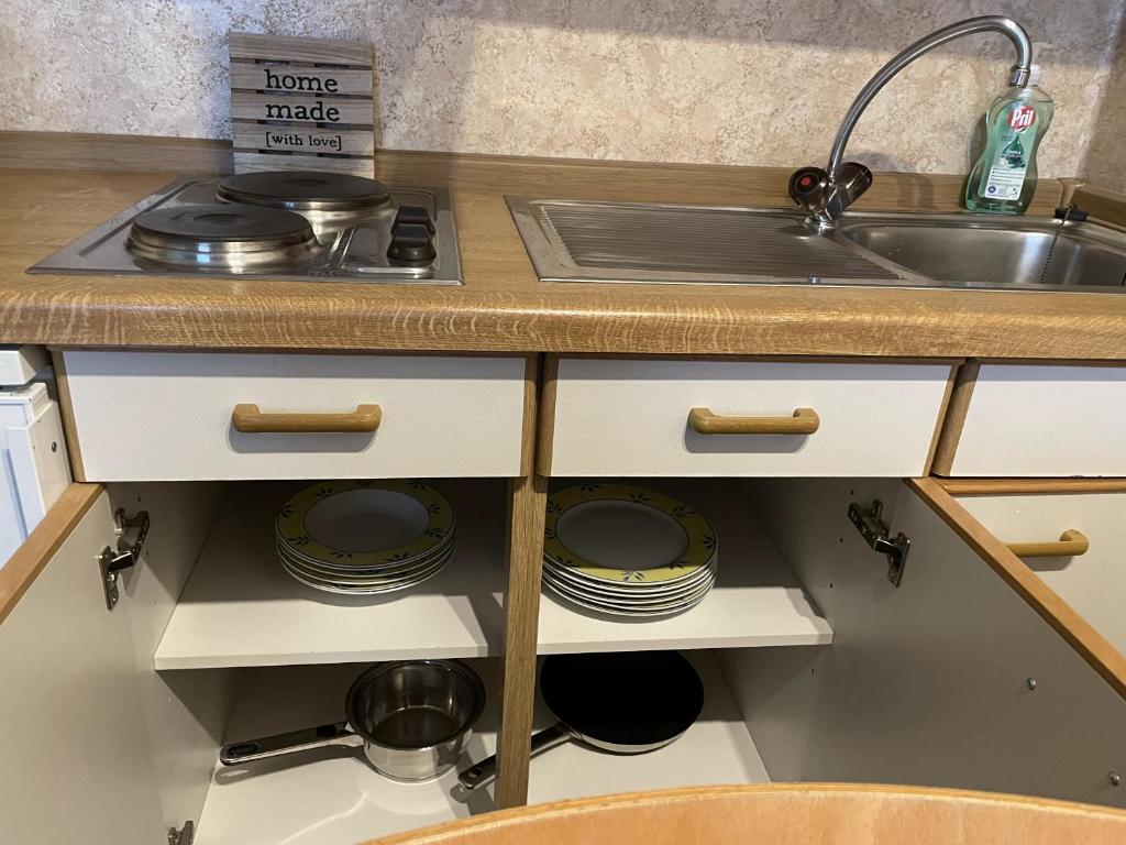 圣恩吉玛Casa Köstner的厨房配有水槽和碗碟柜台