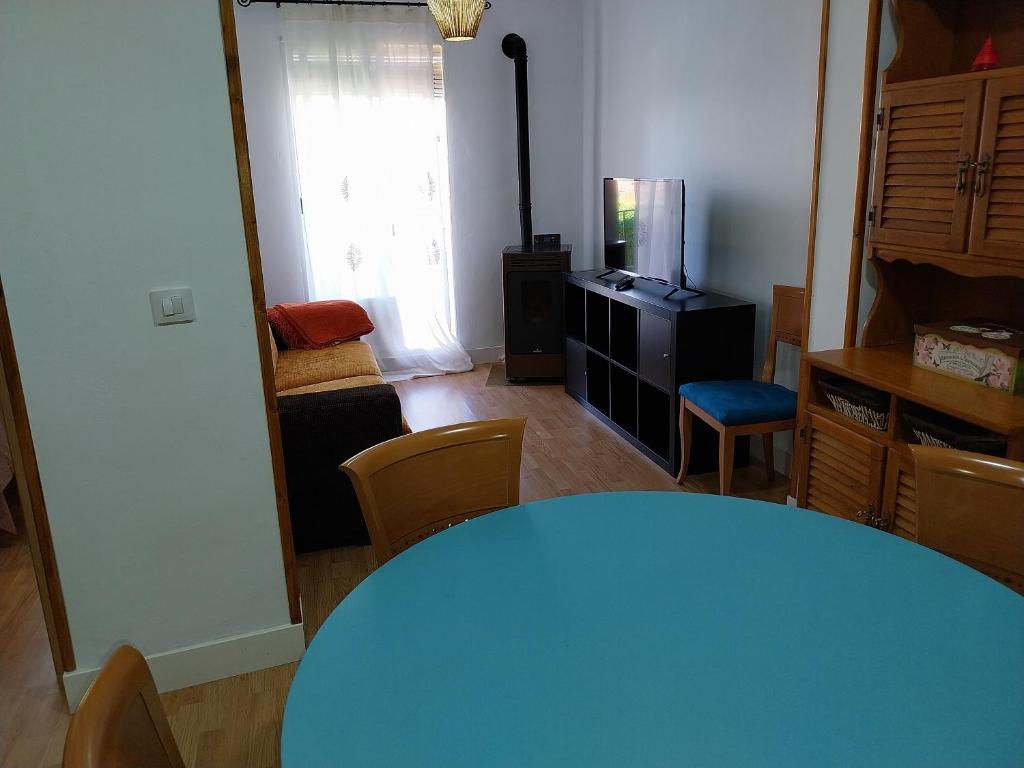 里亚萨Apartamento San Juan的一间配备有蓝色桌子和椅子的用餐室