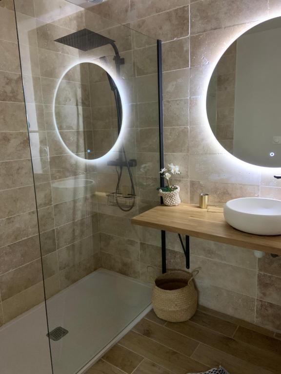 Beaussais sur MerLE REFUGE DE LA BAIE的浴室设有淋浴、水槽和两面镜子