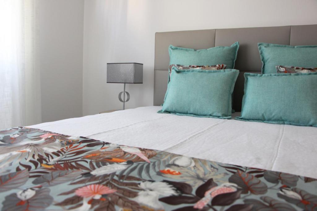 卡斯卡伊斯ARRUDA LUXURY APARTMENT with AC的一间卧室配有一张带蓝色枕头的大床