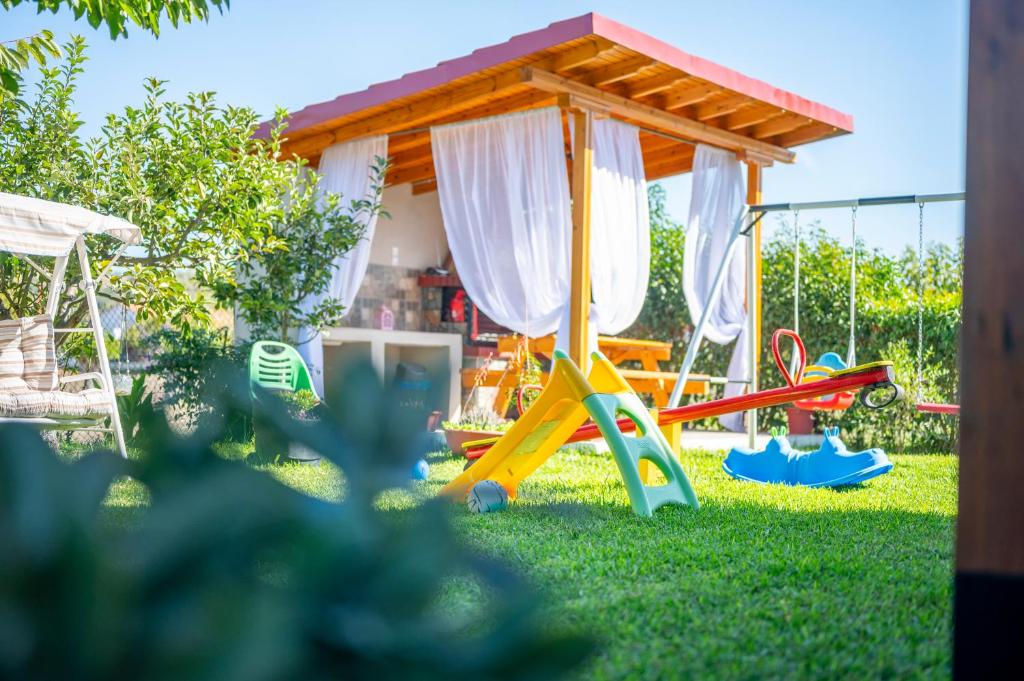 卡兰兹拉Villa Marina的草地上带游戏结构的儿童游乐场