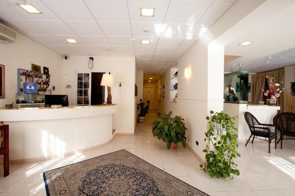 拉帕洛埃尔加托酒店的医院的大厅,有等候室