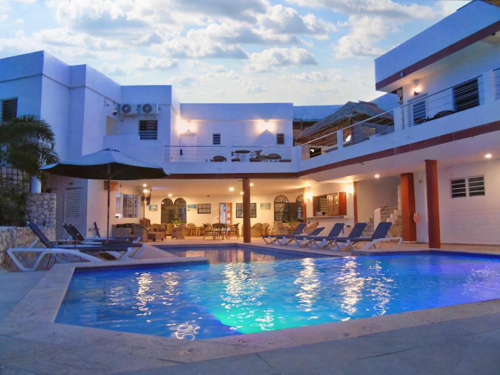 威廉斯塔德Boca Simon Vacation Curacao的别墅前设有游泳池