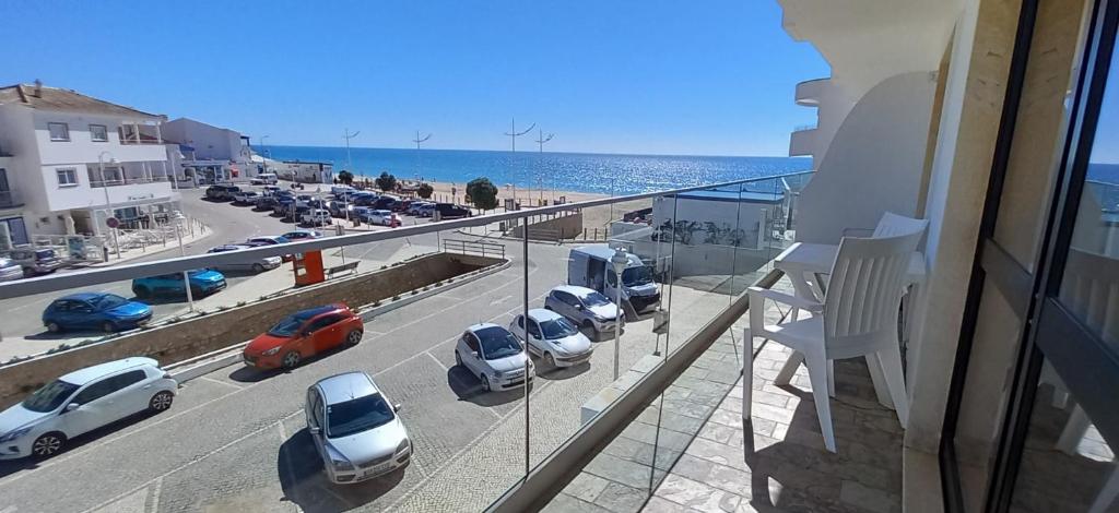 塞勒玛Salema Beach Apartment的阳台享有停车场的景致。