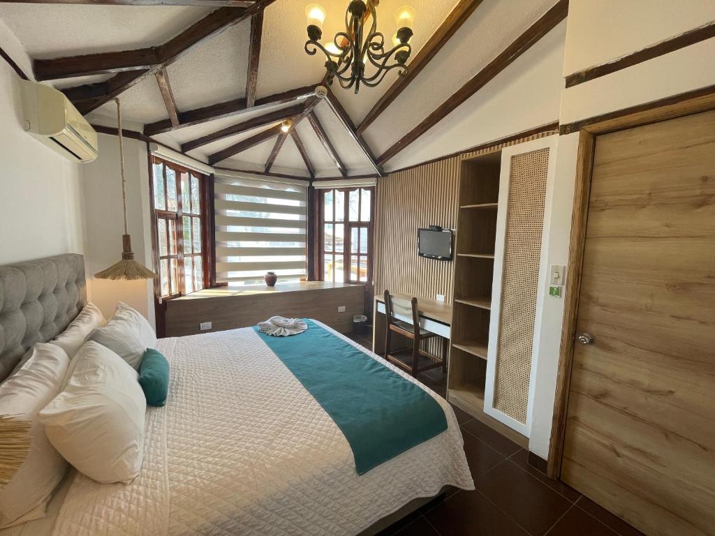蓬塔布兰卡蓬塔卡纳号斯特利亚酒店的一间卧室配有一张大床和一个吊灯。