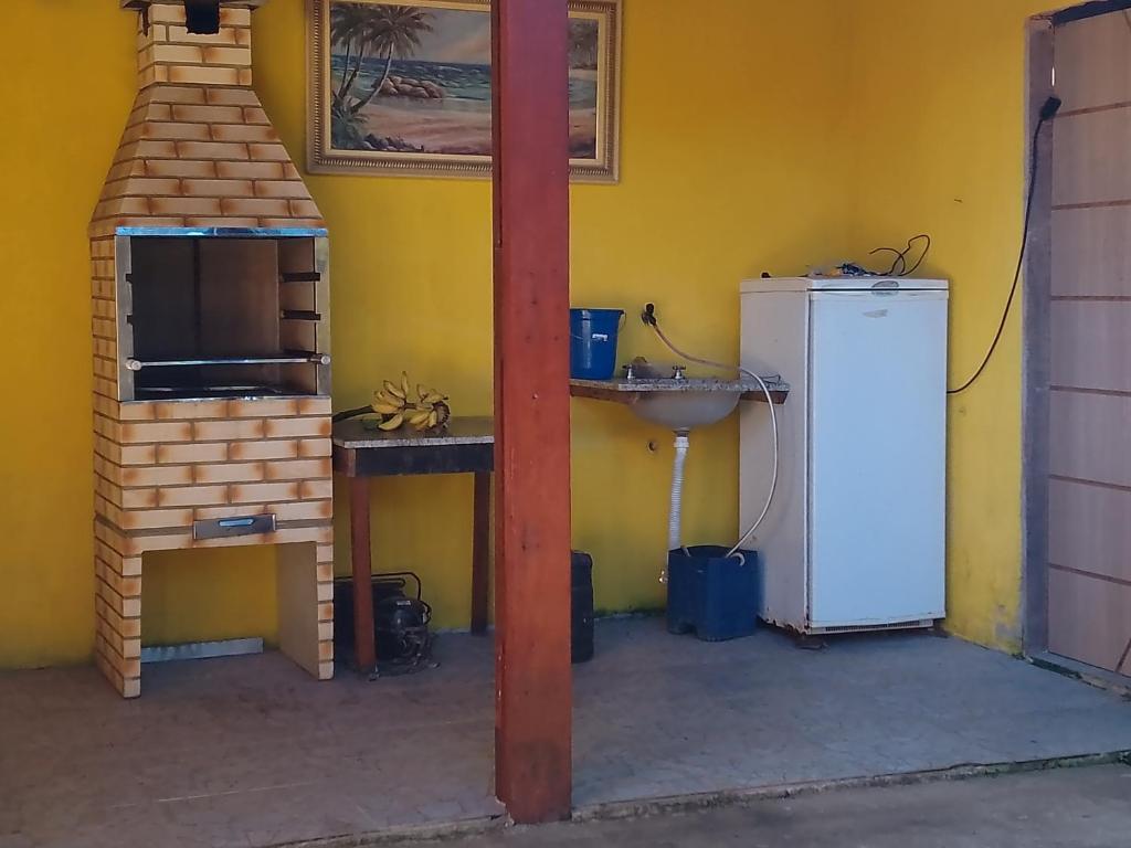 帕拉蒂Casa de temporada Lindas Cachoeiras 10的带冰箱和水槽的小厨房