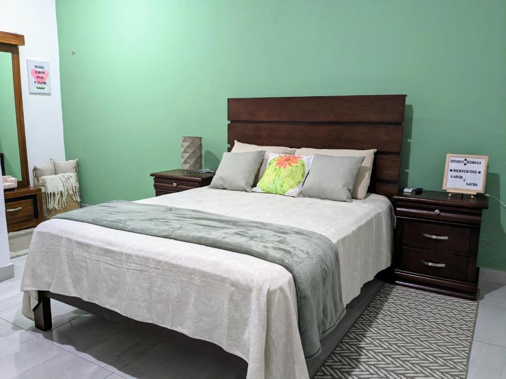 圣何塞德尔卡沃Estudio Biznaga的一间卧室配有一张大床和木制床头板