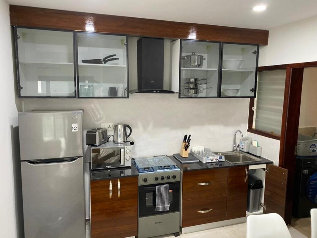 班珠尔Benteh Aqua View的厨房配有不锈钢用具和木柜
