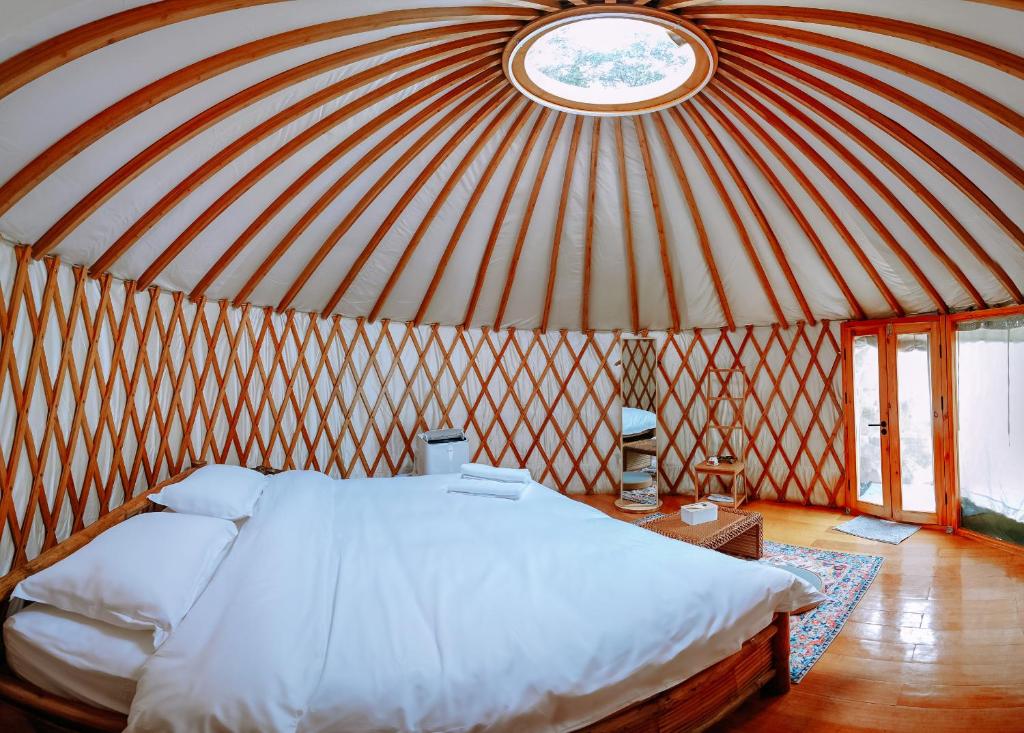 科隆Nomad Yurts的蒙古包内一间卧室,配有一张大床