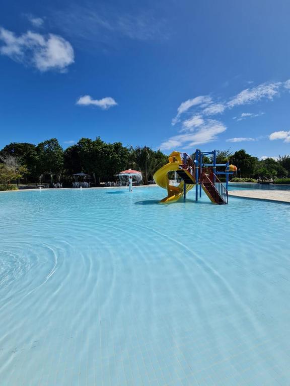拉巴拉德纳圣米格尔ILOA Condomínio Resort BARRA DE SÃO MIGUEL, Quarto em frente a piscina的水上公园,带滑梯