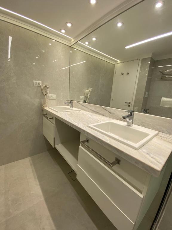 圣保罗Ninety Suíte Premium的一间带水槽和镜子的浴室