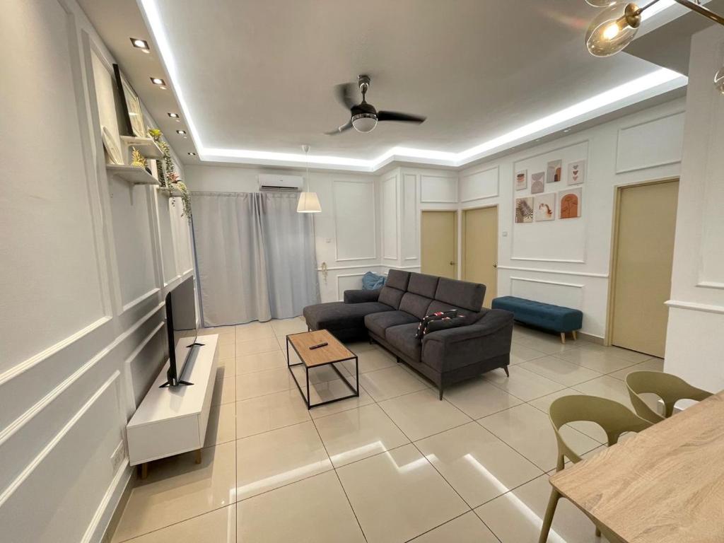 梳邦再也Muji Inspired; 5 Mins to S.Pyramid- Central Subang的客厅配有沙发和桌子