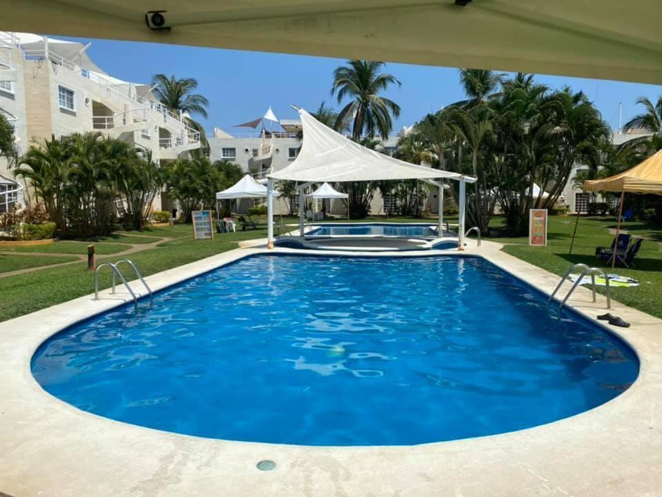 阿卡普尔科Casa Puko的蓝色海水大型游泳池