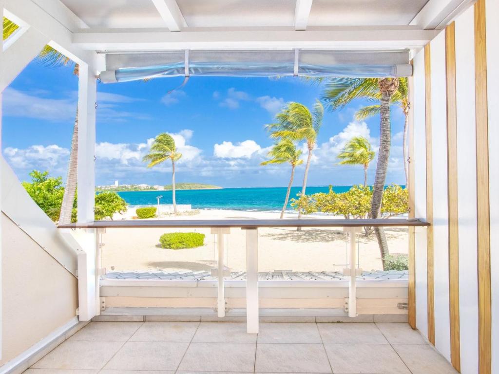 圣马丁岛Studio CASA SUN的享有海滩景致的客房