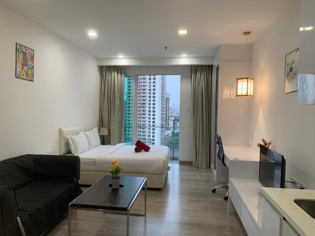 吉隆坡RS Suites In Bukit Bintang的带沙发、床和电视的客厅