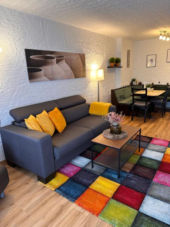 洛伊塔施Weidach Zentrum的客厅配有沙发和色彩缤纷的地毯
