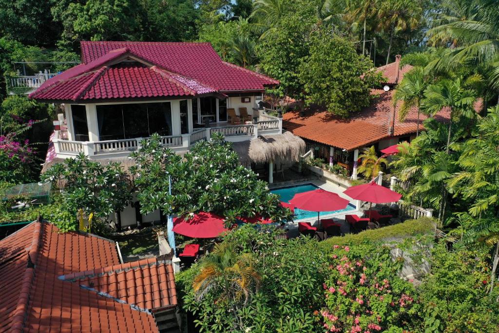 瑟古邦坦帕瑟南Spa餐饮度假酒店的享有带游泳池的度假村的空中景致