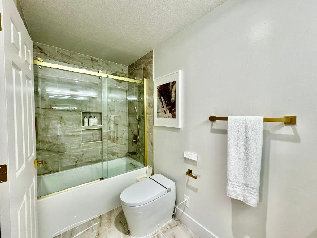 旧金山Stunning apartment steps from Ocean Beach的一间带卫生间和玻璃淋浴间的浴室