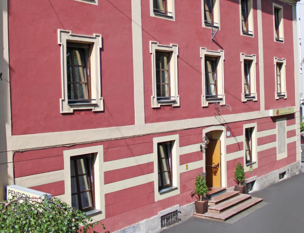 因斯布鲁克斯托伊经济型酒店的红色和白色的建筑,设有楼梯和窗户