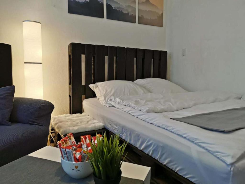 特里尔Trier City Center Apartments Altstadt的一间卧室配有一张大床和一张沙发