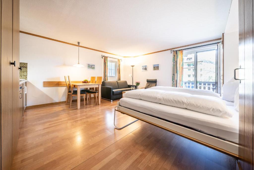 武尔佩拉4306 Liebevolle 1,5-Zimmer-Wohnung mit Balkon und traumhaftem Ausblick的一间卧室设有一张床和一间用餐室