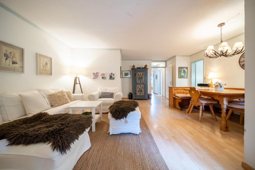 武尔佩拉5302 Grosszeugige 3,5 Zimmer Wohnung mit stilvoller Einrichtung的客厅配有白色的沙发和桌子