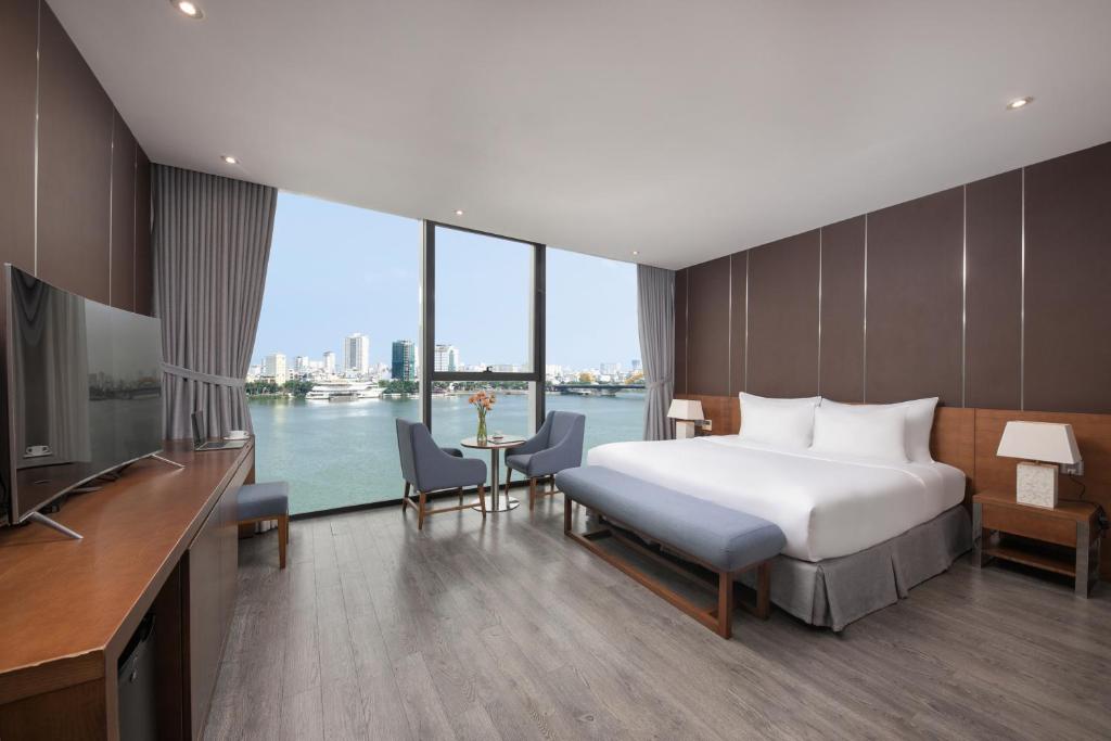 岘港阿沃拉酒店 的一间卧室配有一张床,享有水景