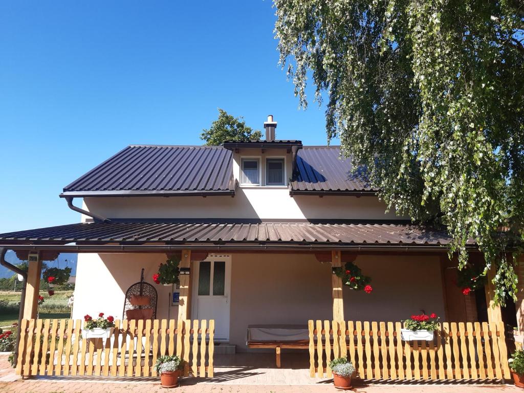 戈斯皮奇Kuća za odmor Lika的一座带黑色屋顶和围栏的房子