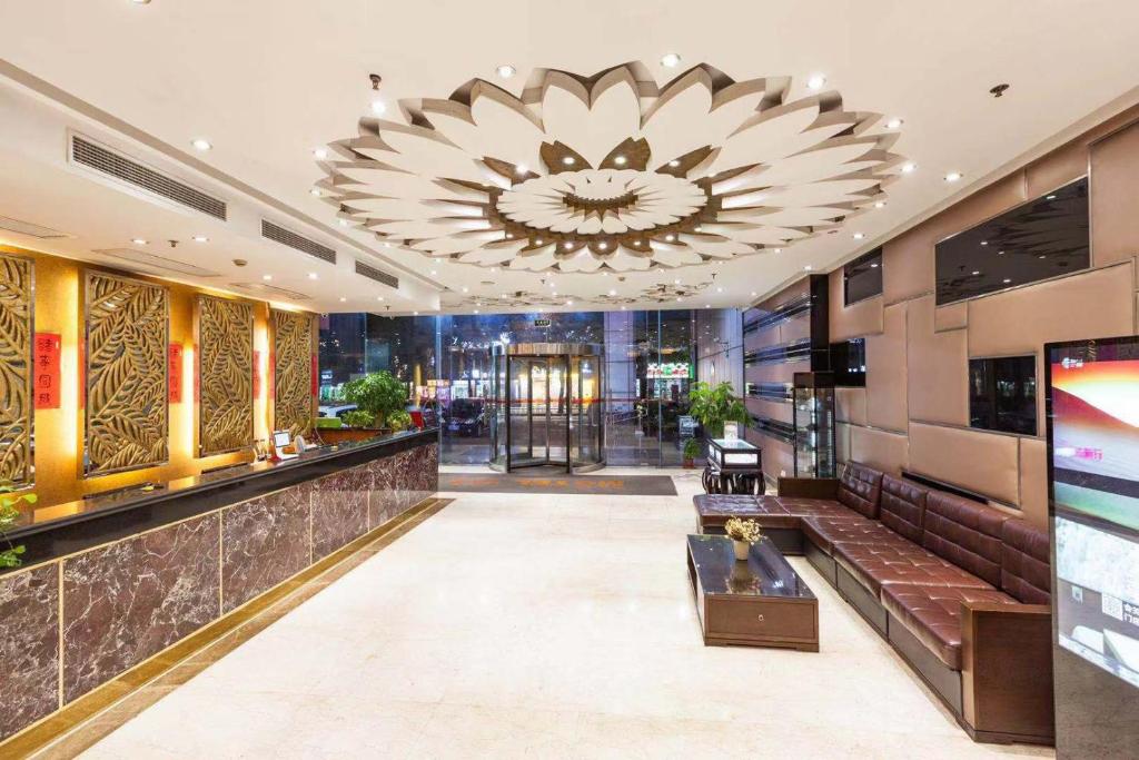 上海米乐酒店 - 上海虹桥国展中心九星店的大堂,设有大吊灯