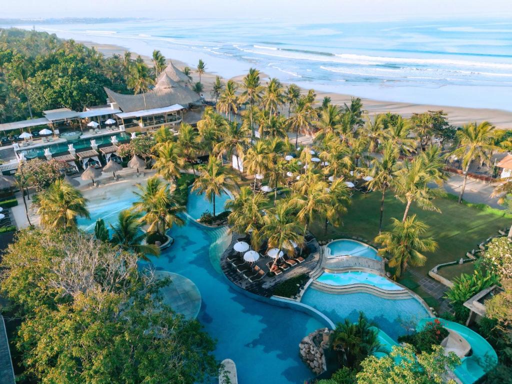 勒吉安巴厘曼迪拉海滩Spa度假酒店的享有度假村和海滩的空中景致